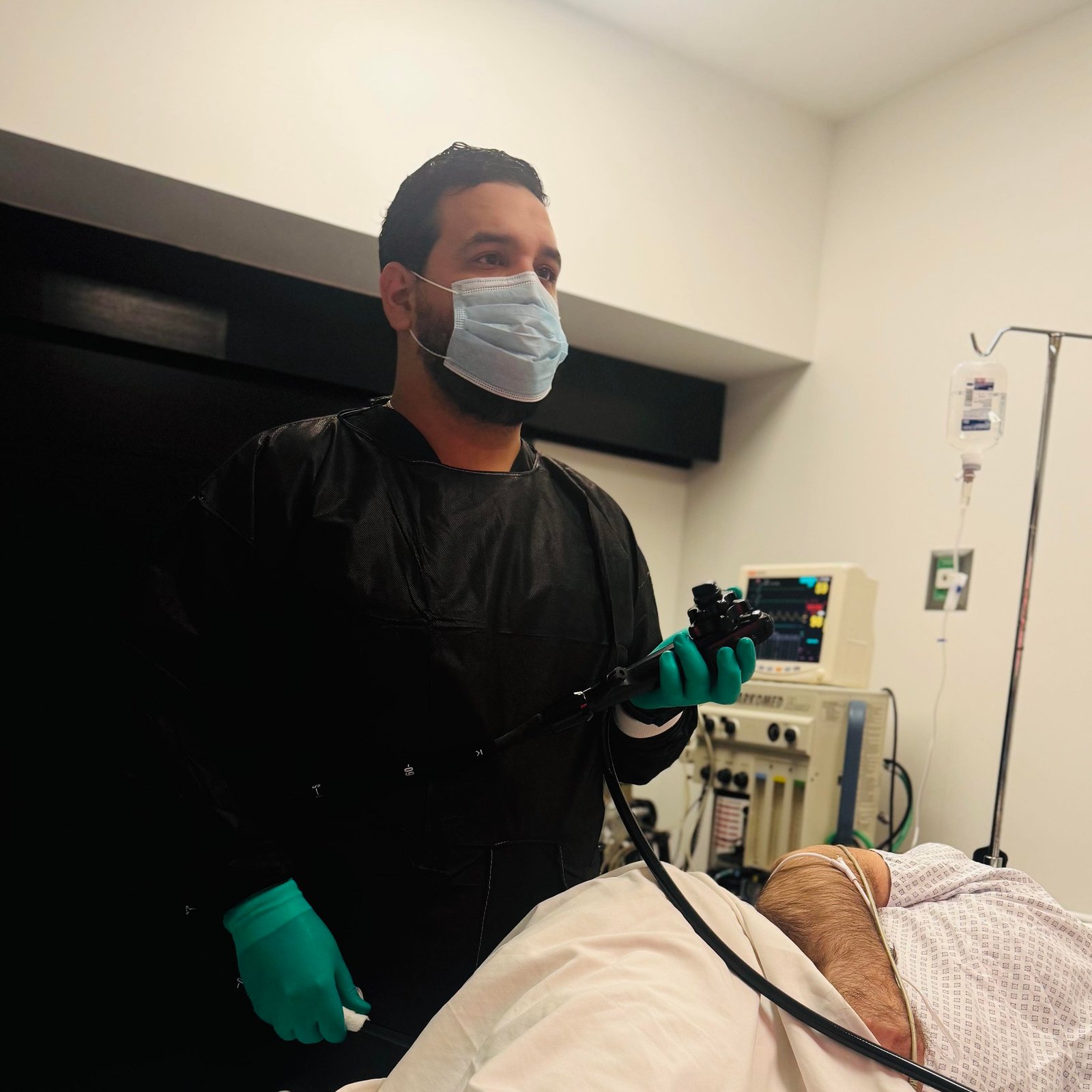 Dr. Jaime Rodolfo Medina Garcia realizando procedimiento de endoscopia